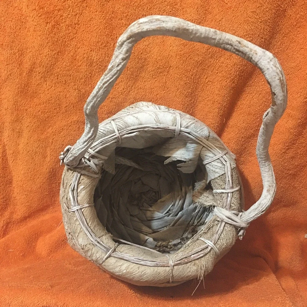Primitive Style Rustic Round Woven Banana Leaves Basket With Handle White Wash
